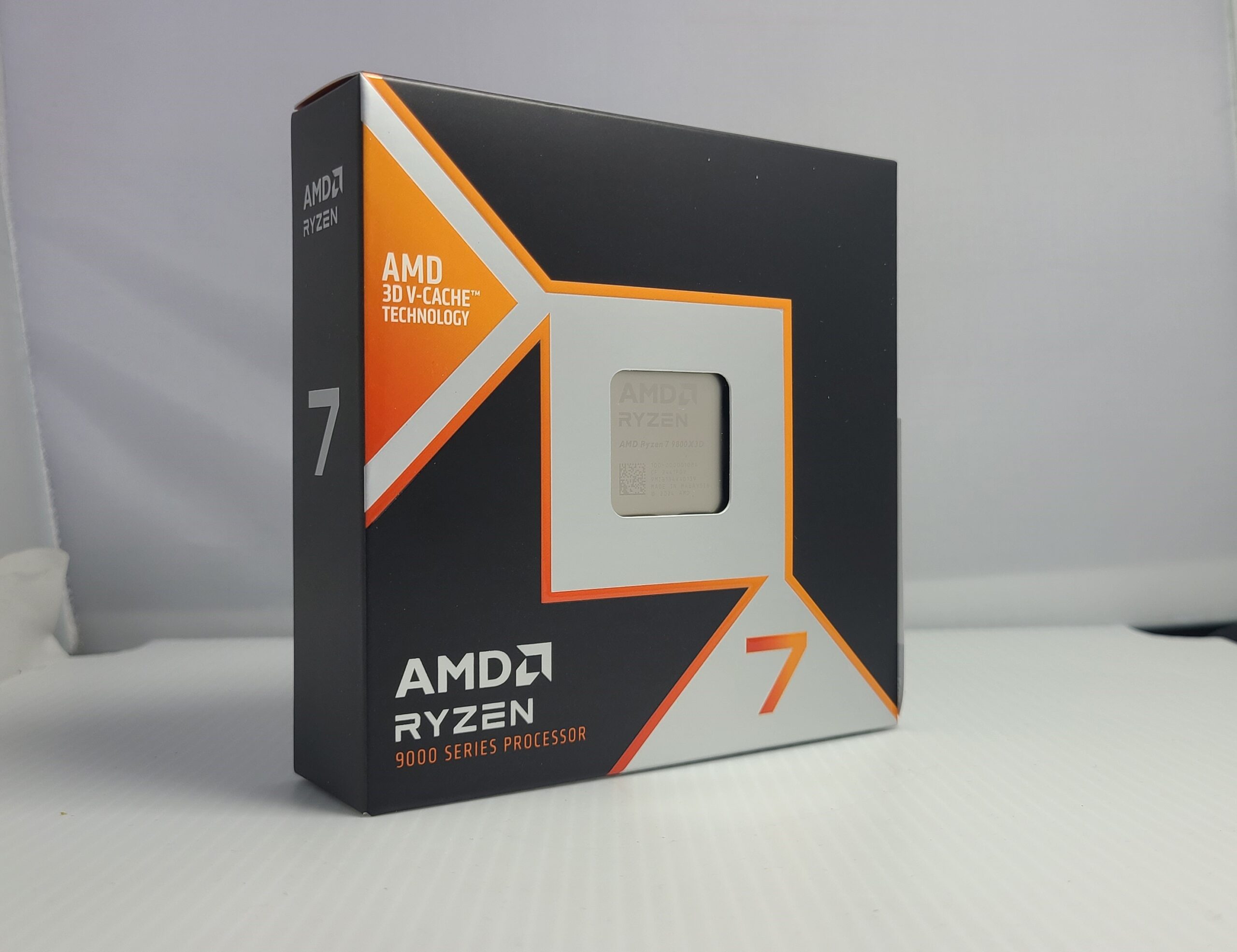 Ryzen 7 9800X3Dのパッケージ写真