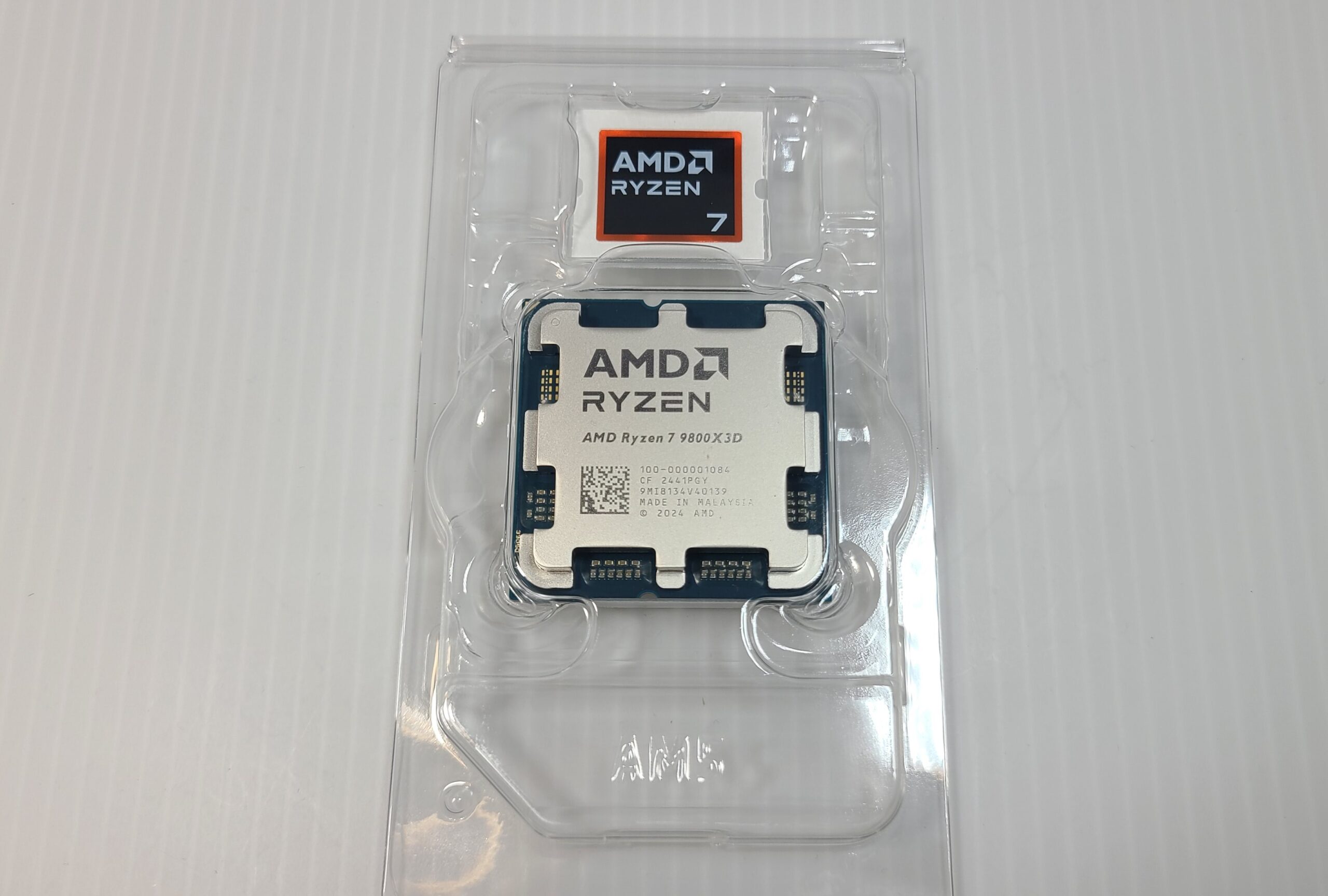 Ryzen 7 9800X3D本体