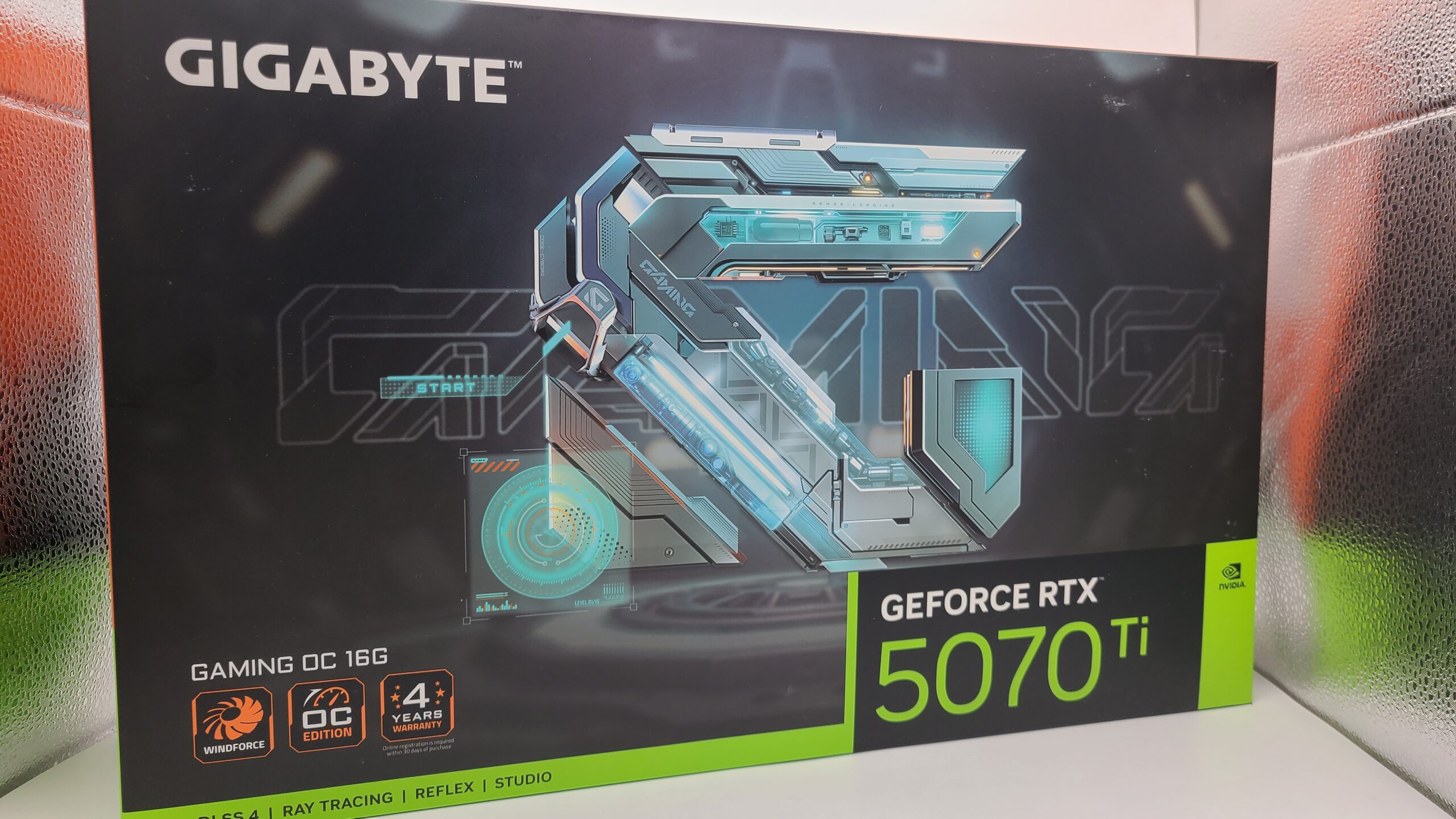 GIGABYTE RTX 5070 Ti GAMING OC 16Gの外装