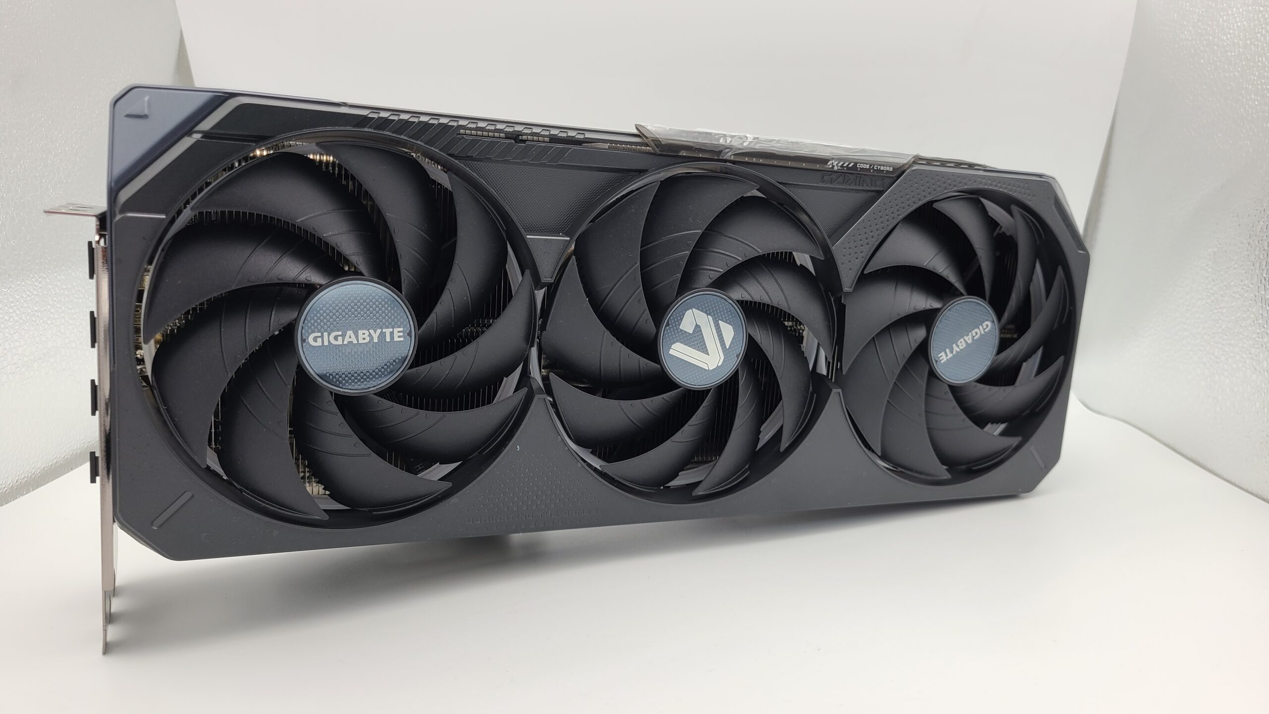 GIGABYTE RTX 5070 Ti GAMING OC 16Gの本体