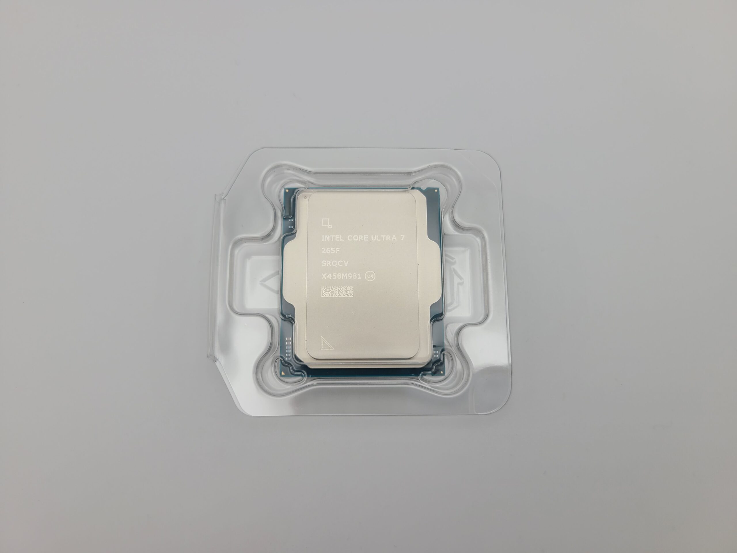 Core UItra 7 265Fの本体
