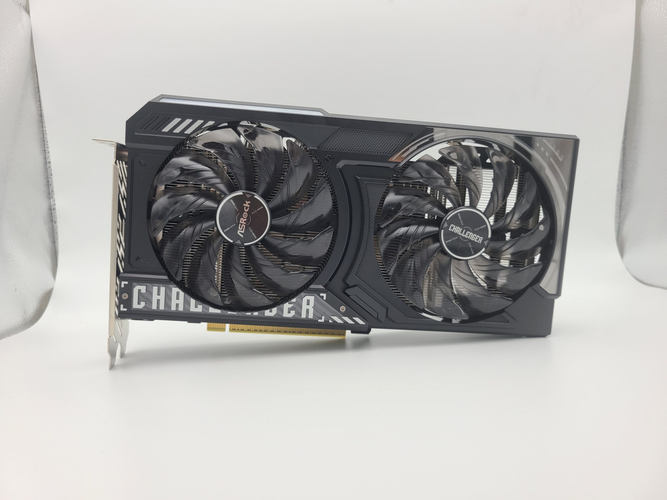ASRock RX 9060 XT 16GB CHALLENGERの本体