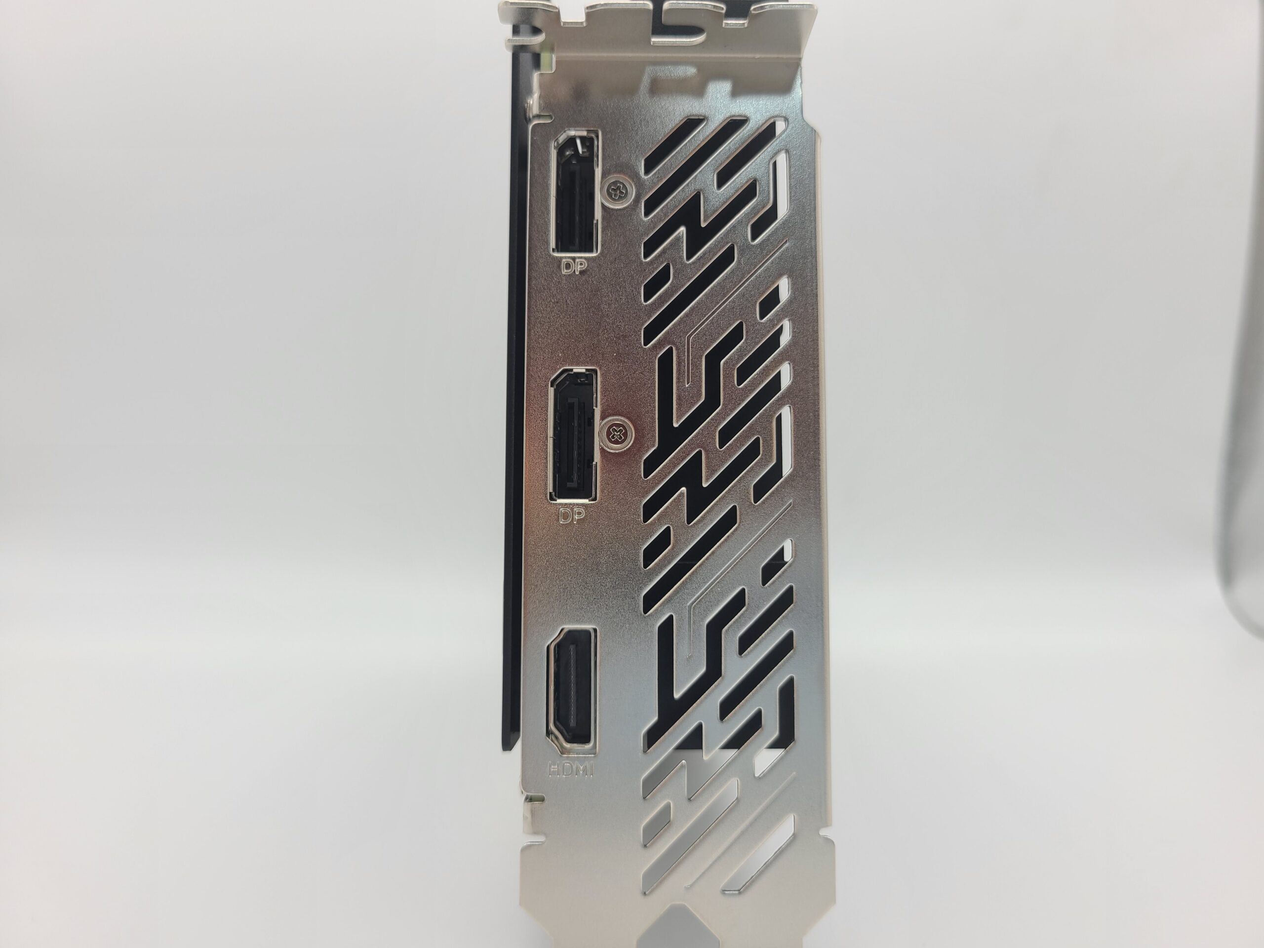 ASRock RX 9060 XT 16GB CHALLENGERのアウトプット端子