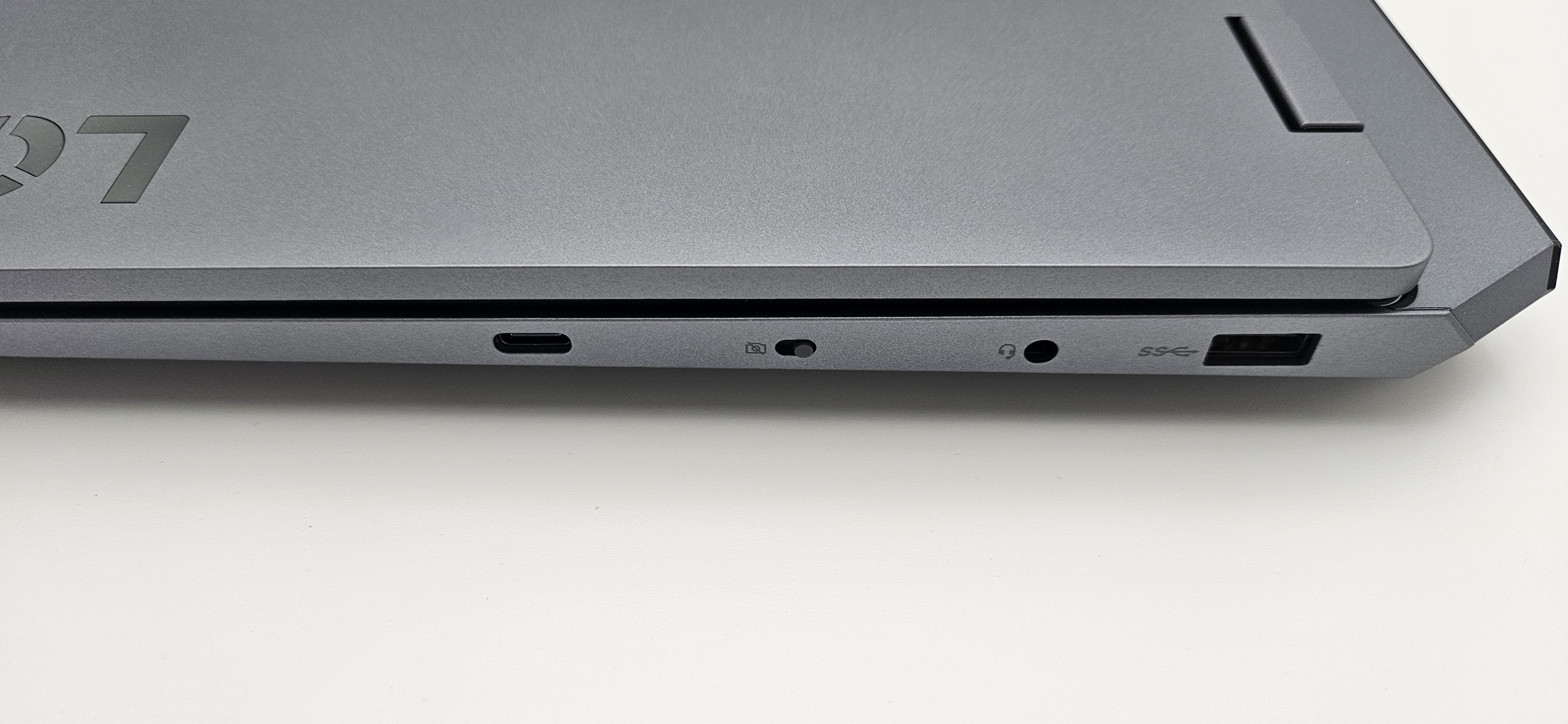 Lenovo LOQ 15AHP10(15.6型 AMD)の右側