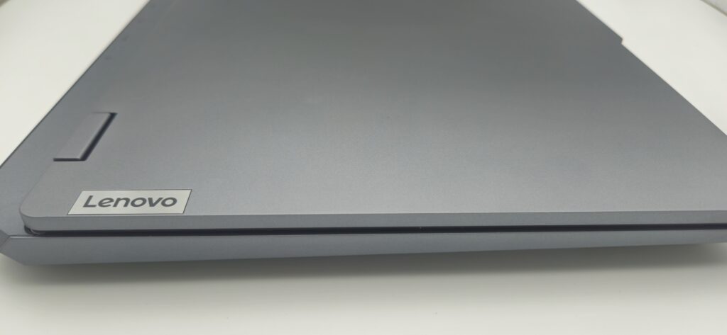 Lenovo LOQ 15AHP10(15.6型 AMD)の右側