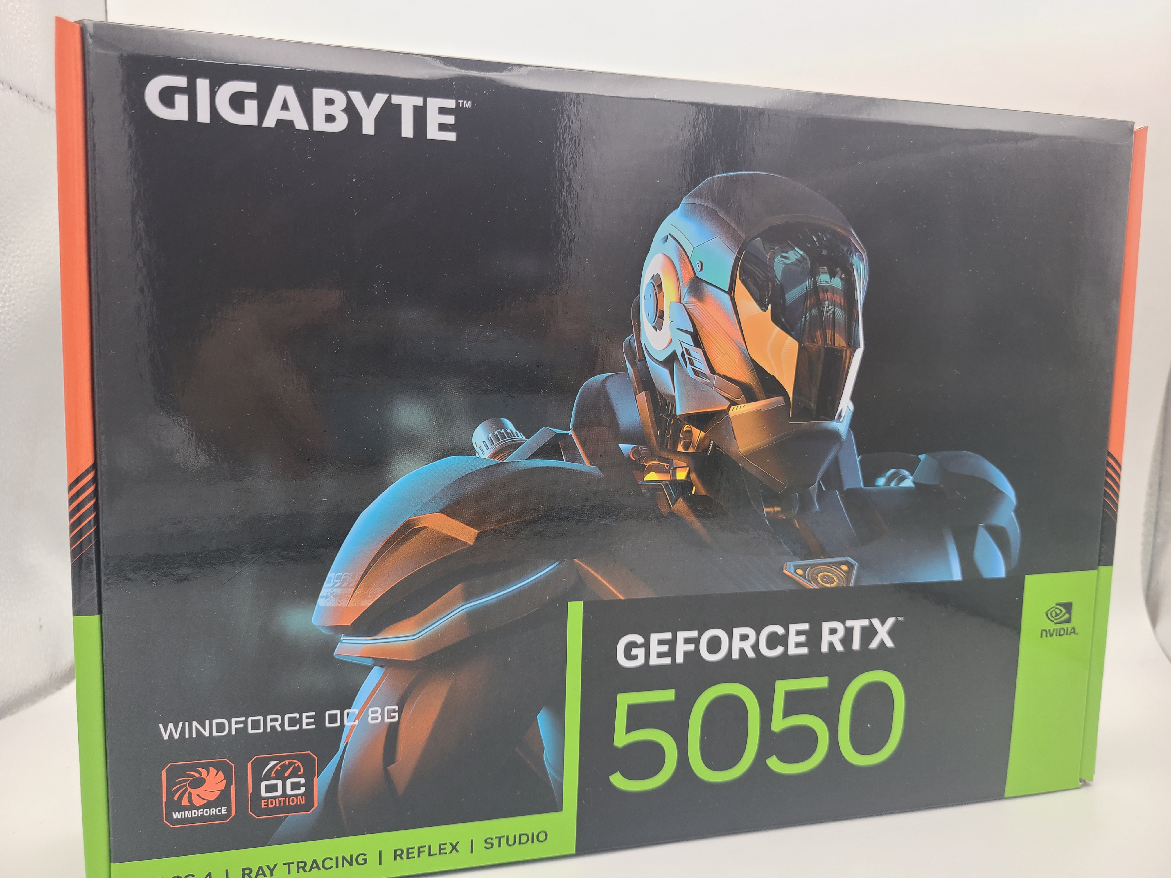 GIGABYTE RTX 5050 WINDFORCE OC 8Gのパッケージ