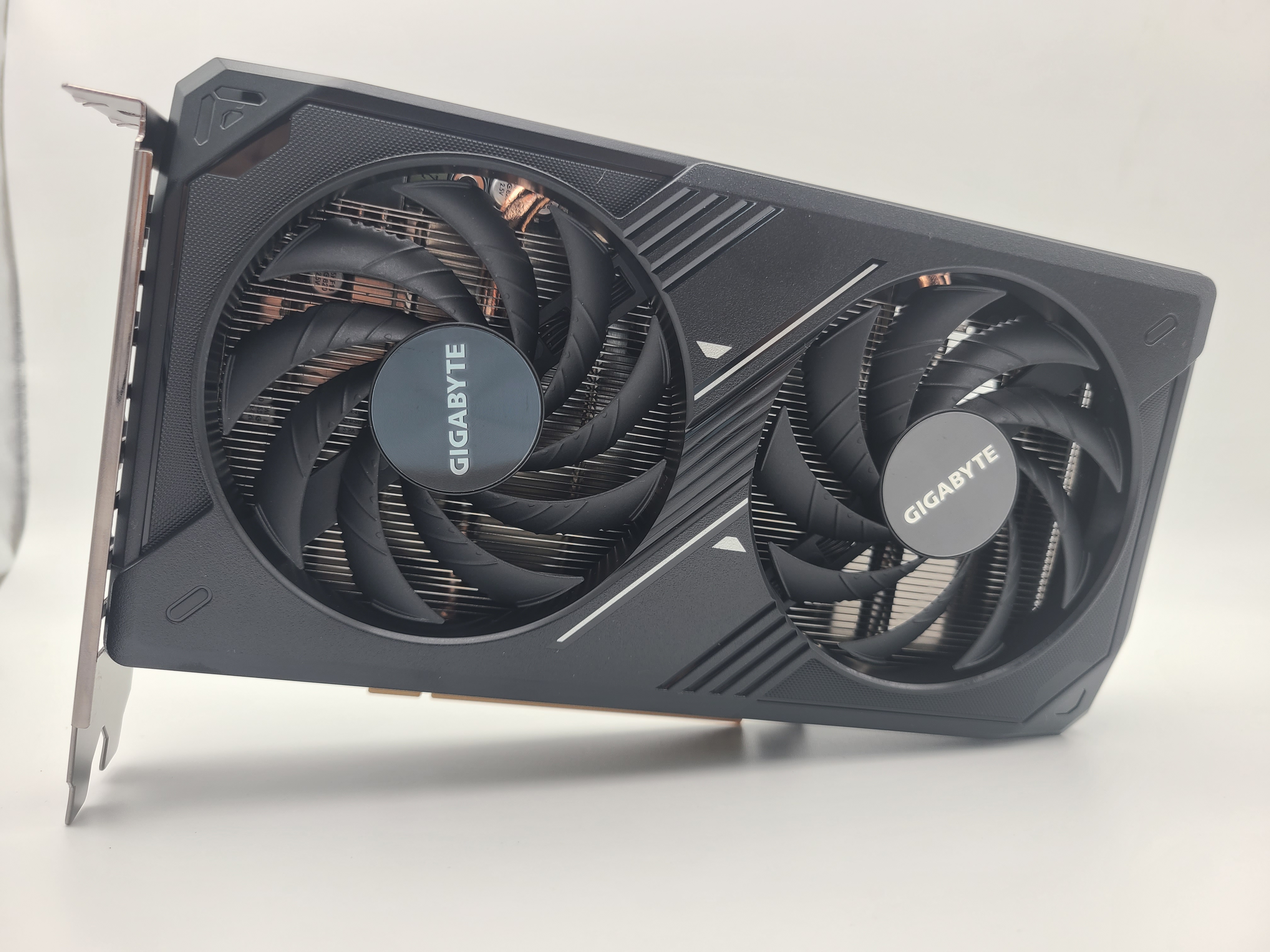 GIGABYTE RTX 5050 WINDFORCE OC 8Gの本体